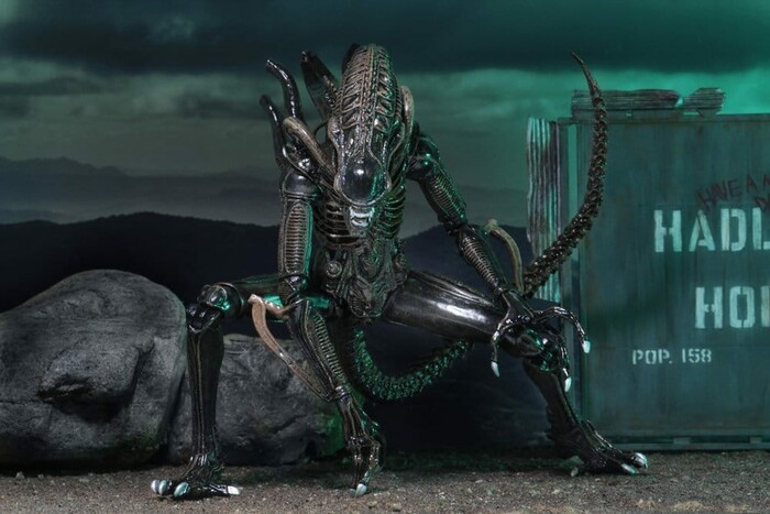 ALIENS - 40th Anniversary - 1986 Alien Warrior Brown Ultimate Action Figure