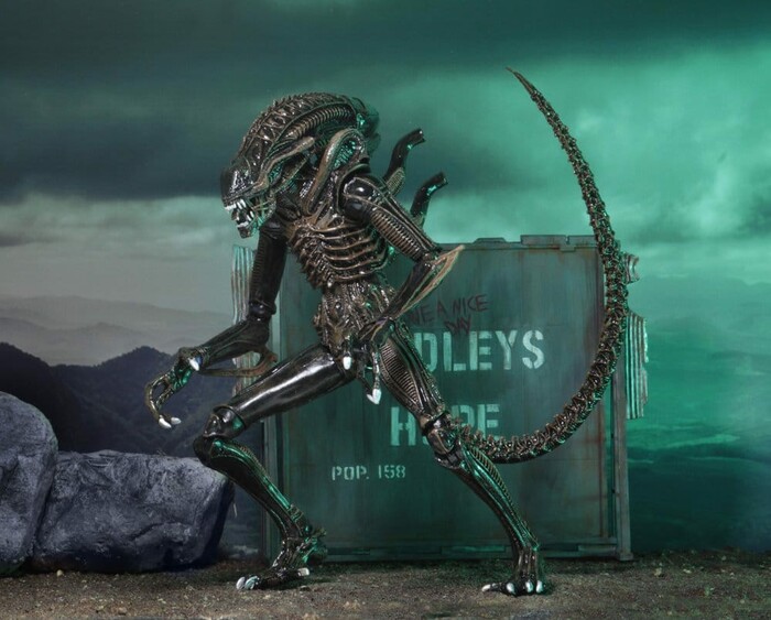ALIENS - 40th Anniversary - 1986 Alien Warrior Brown Ultimate Action Figure