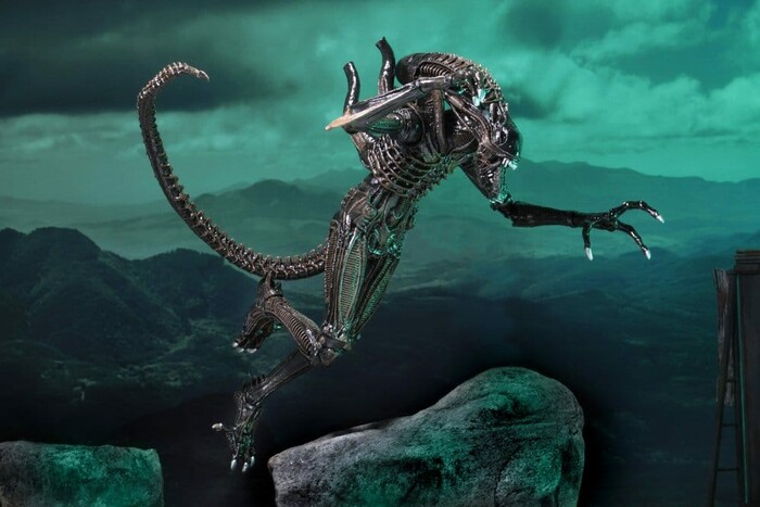 ALIENS - 40th Anniversary - 1986 Alien Warrior Brown Ultimate Action Figure