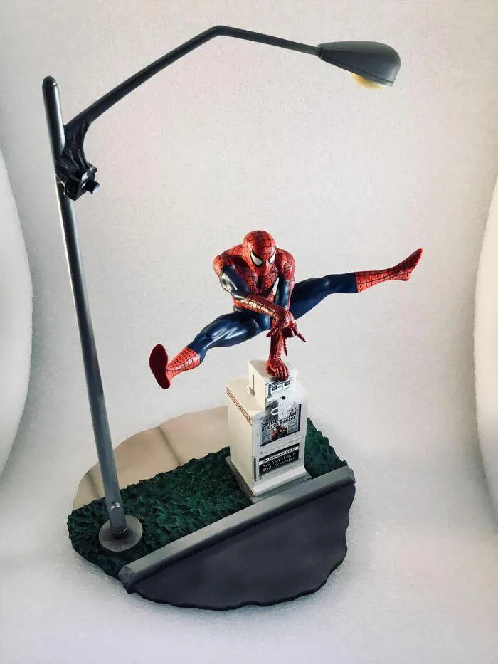SPIDER-MAN - Premier Collection - Spider-man by Clayburn Moore Statue Limited Edition