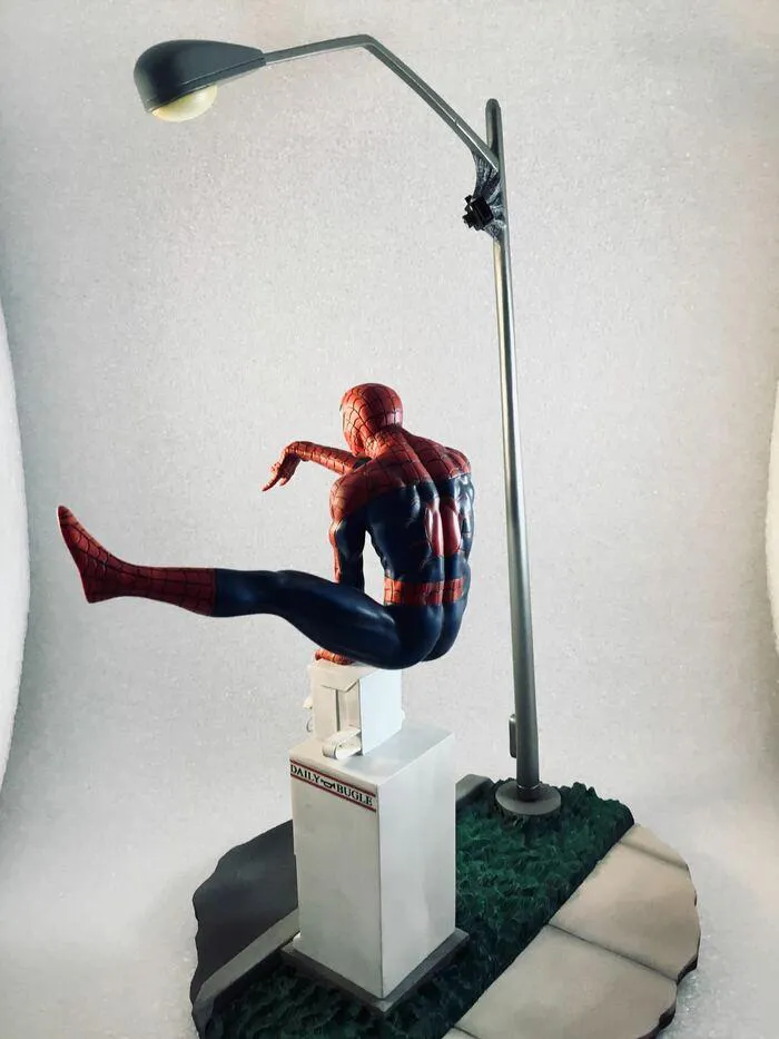 SPIDER-MAN - Premier Collection - Spider-man by Clayburn Moore Statue Limited Edition