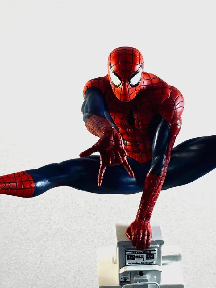 SPIDER-MAN - Premier Collection - Spider-man by Clayburn Moore Statue Limited Edition