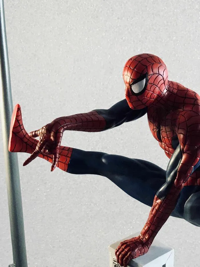 SPIDER-MAN - Premier Collection - Spider-man by Clayburn Moore Statue Limited Edition