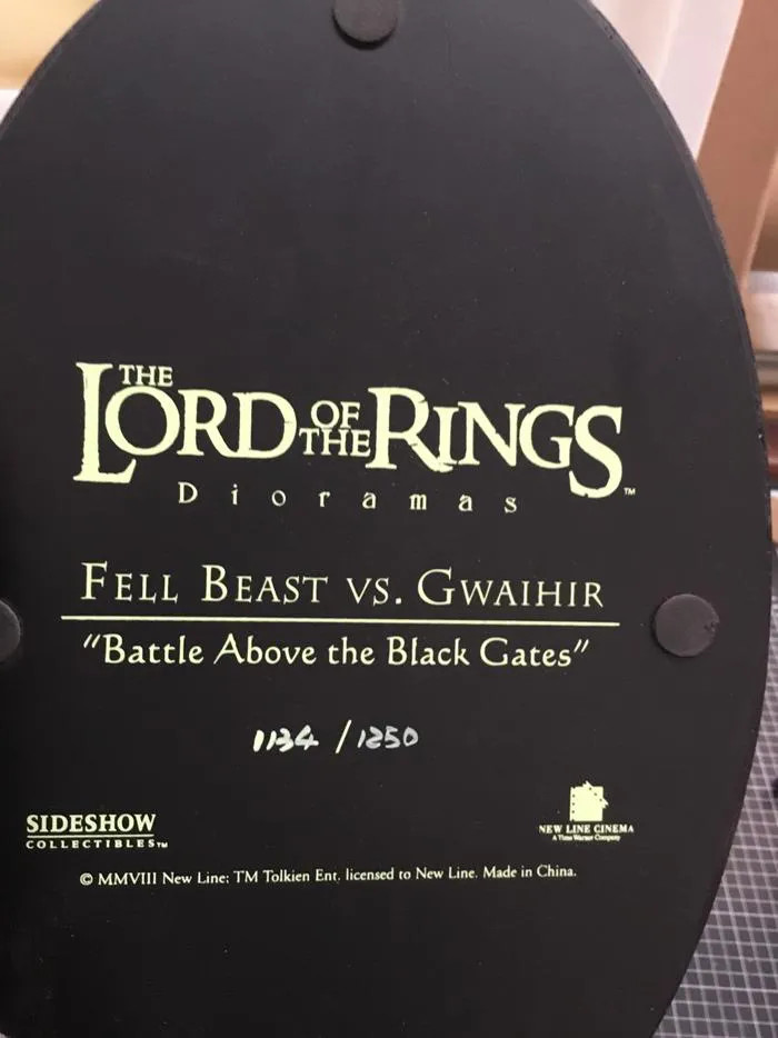 LORD OF THE RINGS - Fell Beast Vs Eagle Polystone Diorama Statue - Displayed