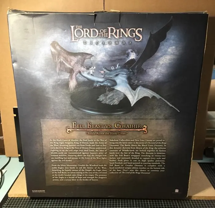 LORD OF THE RINGS - Fell Beast Vs Eagle Polystone Diorama Statue - Displayed