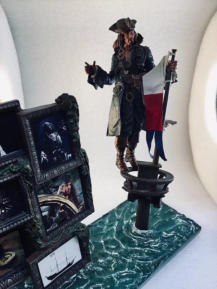 PIRATES OF THE CARIBBEAN - Jack Sparrow Scene Polystone Statue - Damaged Box