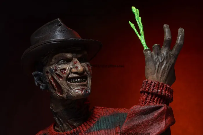 NIGHTMARE on Elm Street - Ultimate Freddy Krueger 30th Action Figure - Damaged Box