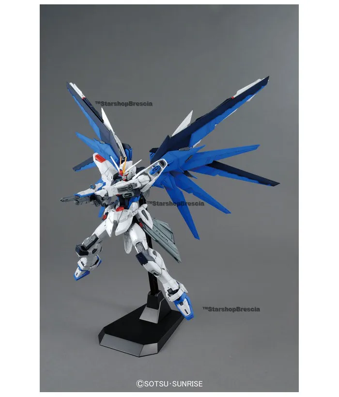 GUNDAM - 1/100 Freedom Ver. 2.0 Master Grade Model Kit MG