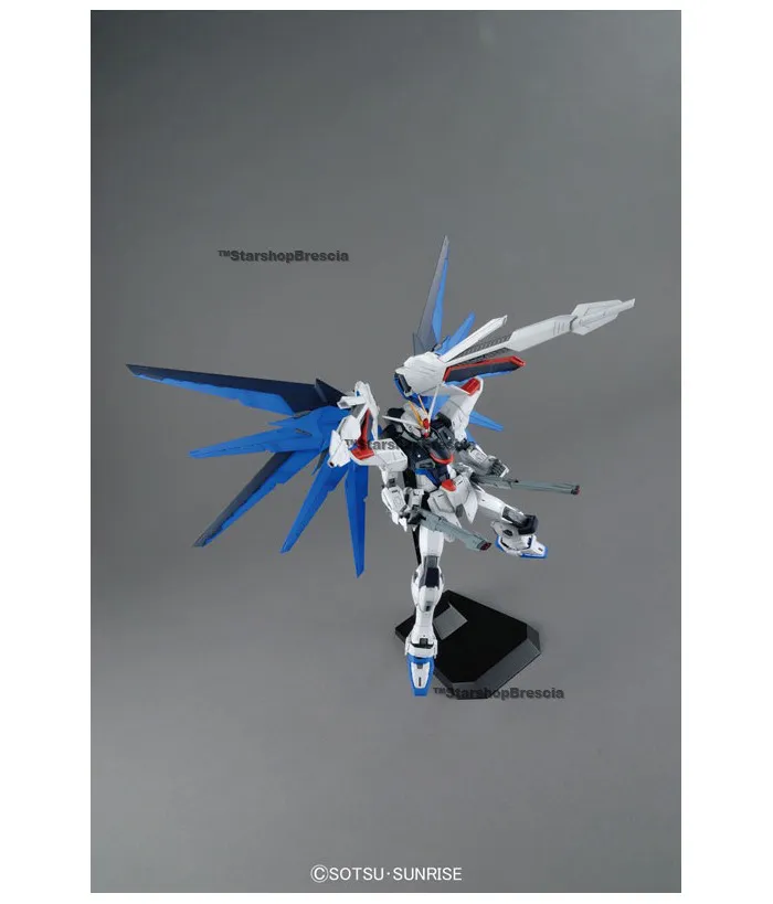 GUNDAM - 1/100 Freedom Ver. 2.0 Master Grade Model Kit MG