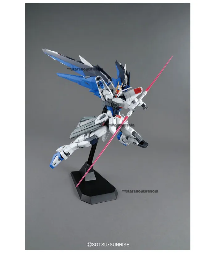 GUNDAM - 1/100 Freedom Ver. 2.0 Master Grade Model Kit MG