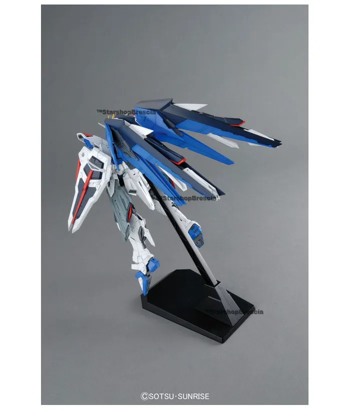 GUNDAM - 1/100 Freedom Ver. 2.0 Master Grade Model Kit MG