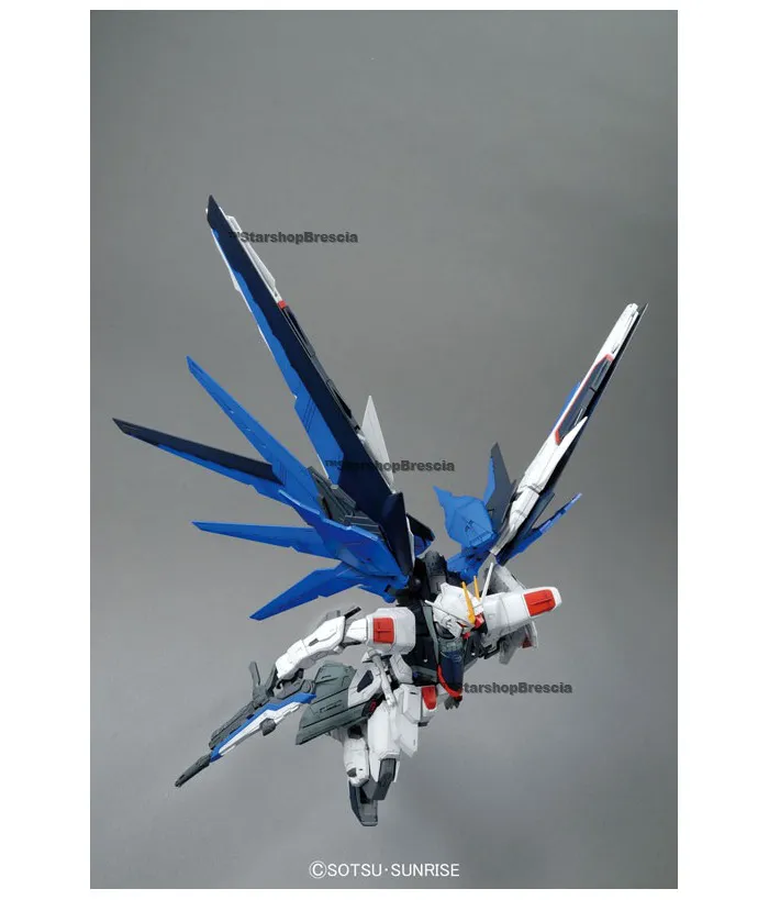 GUNDAM - 1/100 Freedom Ver. 2.0 Master Grade Model Kit MG