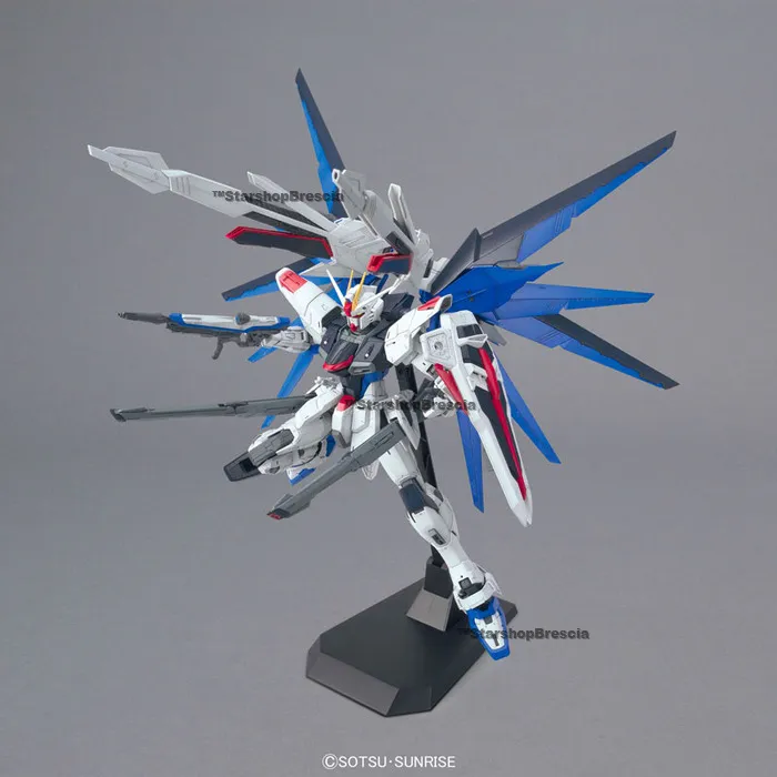 GUNDAM - 1/100 Freedom Ver. 2.0 Master Grade Model Kit MG