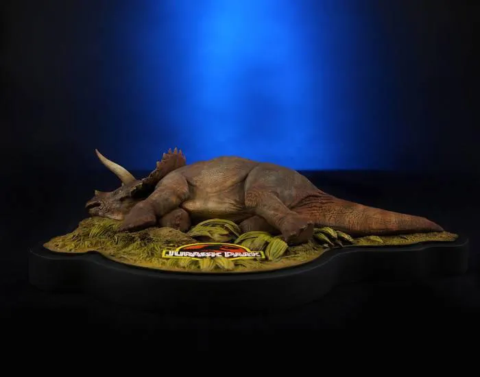 JURASSIC PARK - Sick Triceratops 1/35 Diorama Polystone Statue
