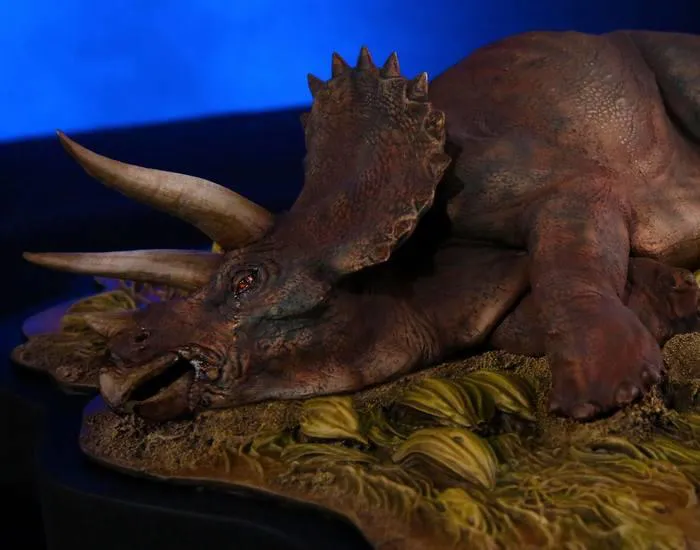 JURASSIC PARK - Sick Triceratops 1/35 Diorama Polystone Statue