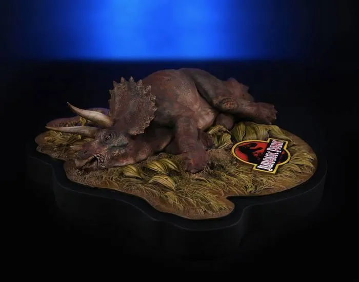 JURASSIC PARK - Sick Triceratops 1/35 Diorama Polystone Statue