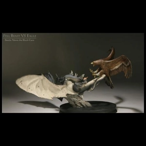 LORD OF THE RINGS - Fell Beast Vs Eagle Polystone Diorama Statue - Displayed