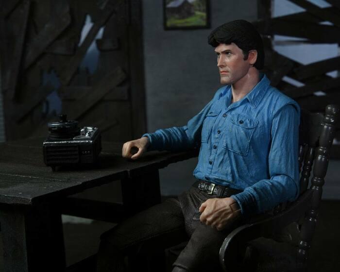 EVIL DEAD - Ash Ultimate Action Figure