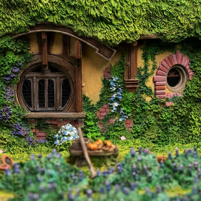 LORD OF THE RINGS - Bag End on the Hill Limited Edition Polystone Statue