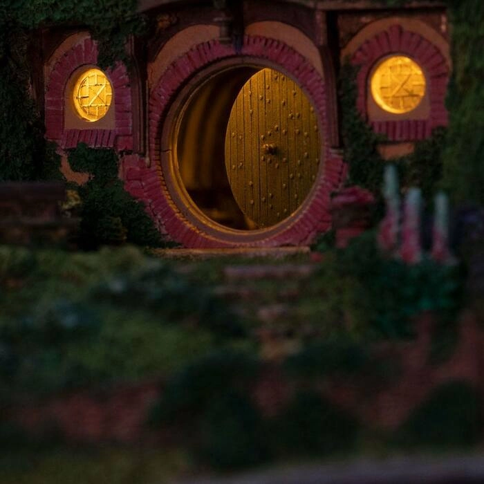 LORD OF THE RINGS - Bag End on the Hill Limited Edition Polystone Statue