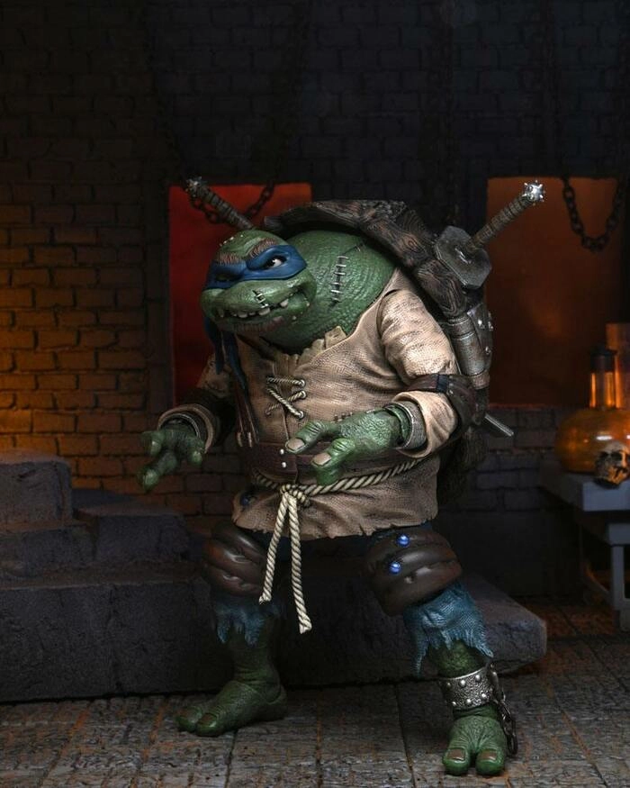 UNIVERSAL MONSTERS x TMNT - Leonardo as The Hunchback Ultimate Action Figure