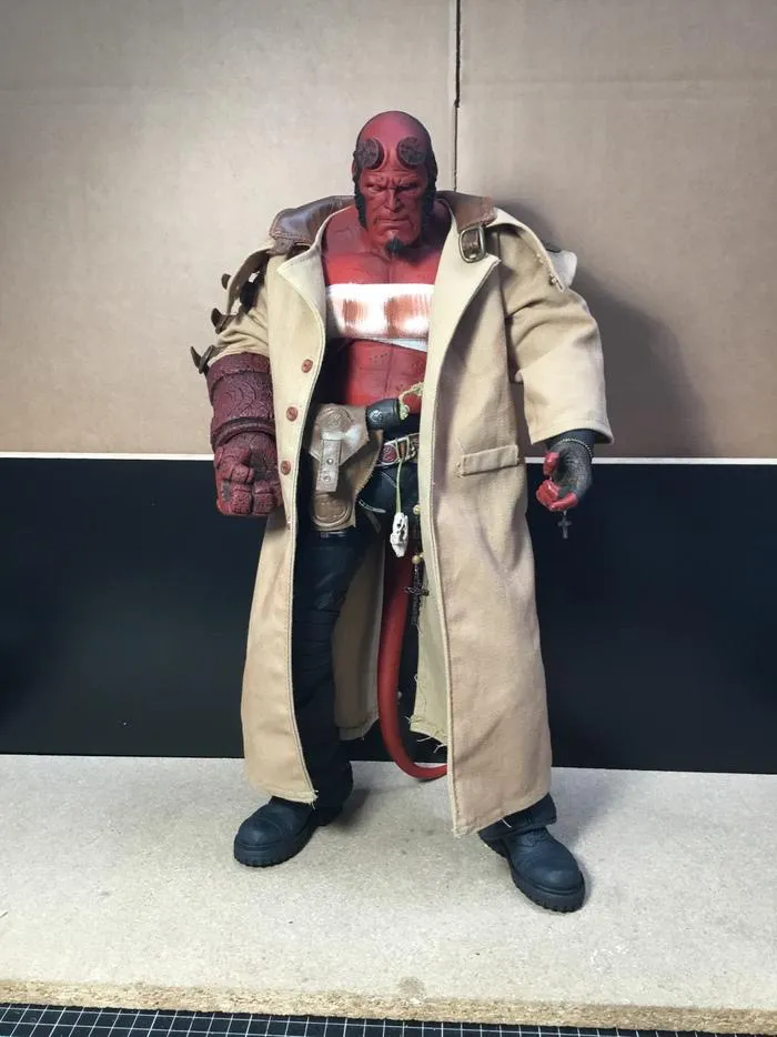 HELLBOY 2 - The Golden Army - Hellboy Wounded Variant 18" Action Figure