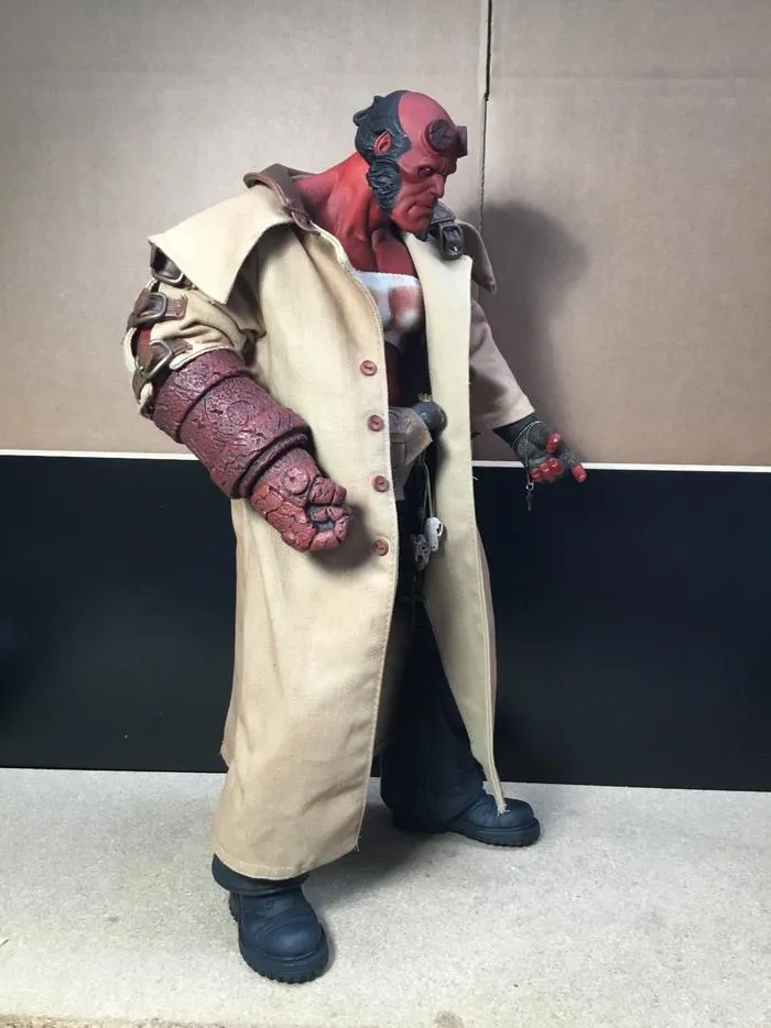 HELLBOY 2 - The Golden Army - Hellboy Wounded Variant 18" Action Figure