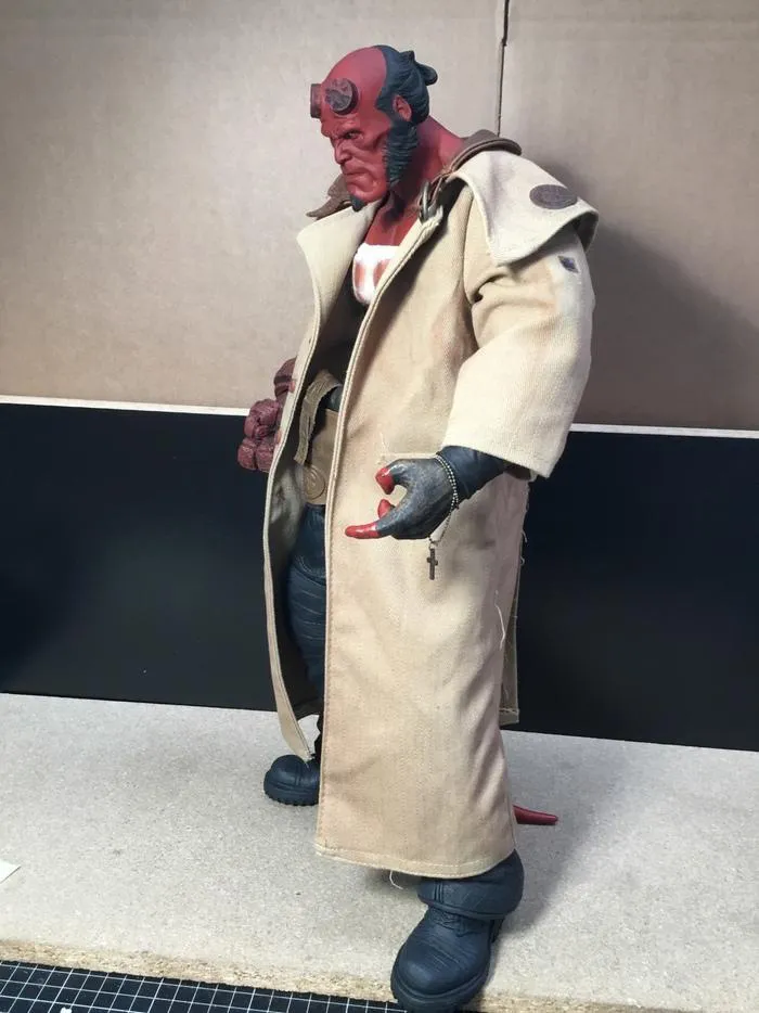 HELLBOY 2 - The Golden Army - Hellboy Wounded Variant 18" Action Figure