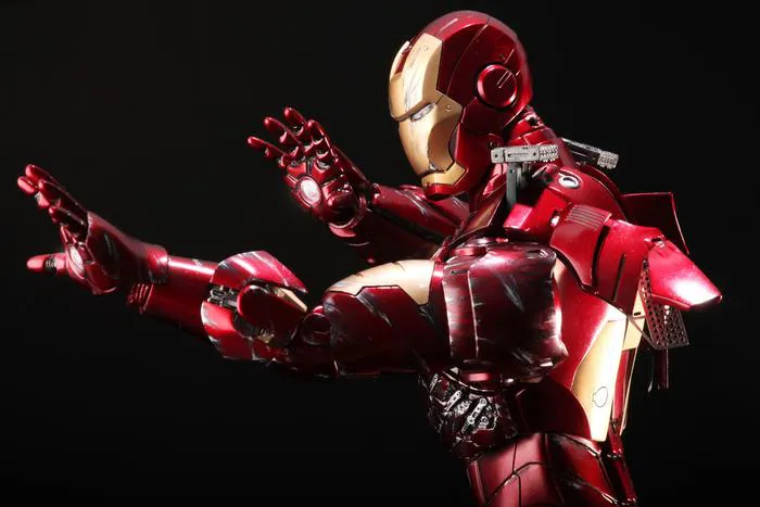 IRON MAN - Mark III Battle Damaged 1/6 Action Figure 12" MMS110