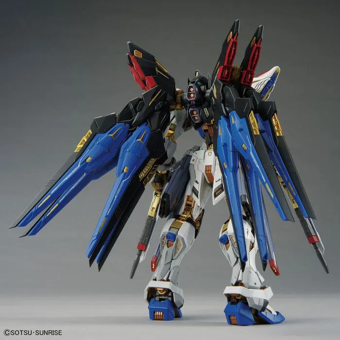 GUNDAM - 1/100 Strike Freedom Master Grade Extreme Model Kit MGEX