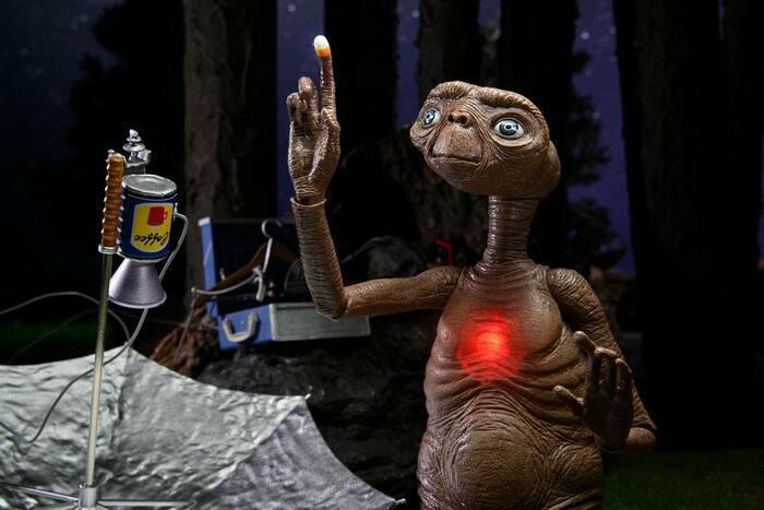 E.T. the Extra-Terrestrial - E.T. Ultimate Deluxe Action Figure