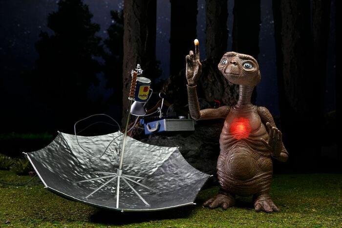 E.T. the Extra-Terrestrial - E.T. Ultimate Deluxe Action Figure