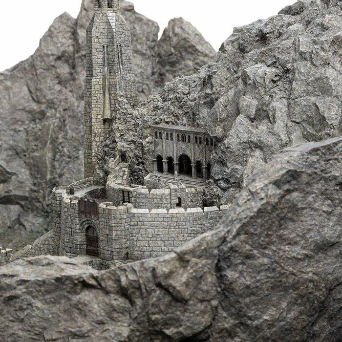 LORD OF THE RINGS - Helm's Deep Polystone Statue