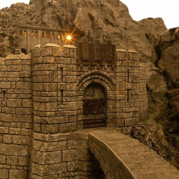 LORD OF THE RINGS - Helm's Deep Polystone Statue