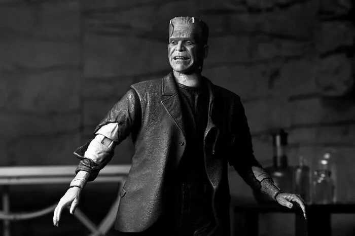 UNIVERSAL MONSTERS - Frankenstein's Monster Bride of Frankenstein B&W Ver. Ultimate Action Figure