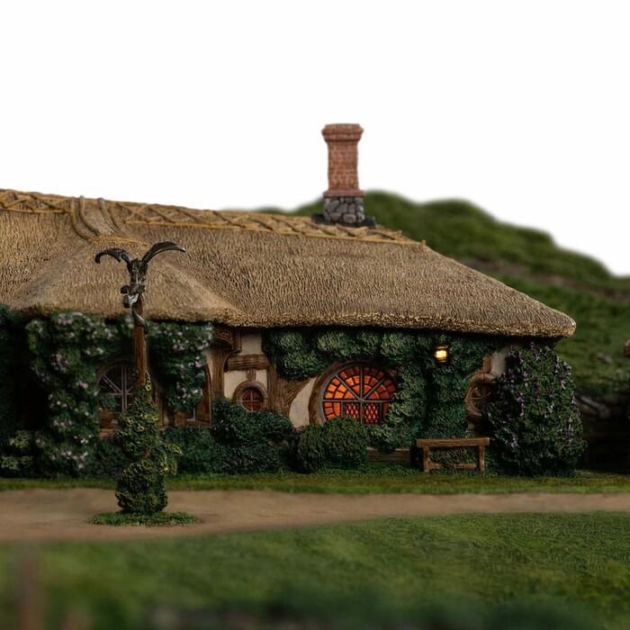 LORD OF THE RINGS - The Green Dragon Inn Polystone Statue