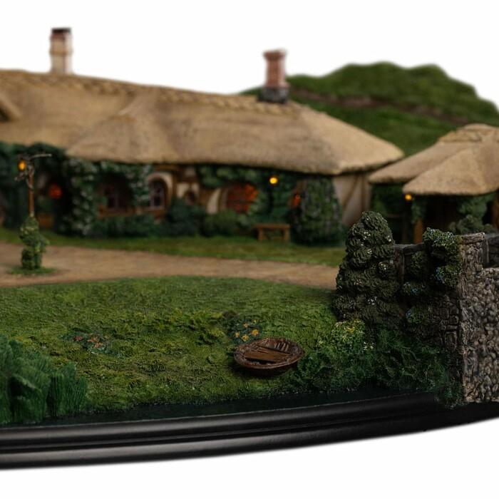 LORD OF THE RINGS - The Green Dragon Inn Polystone Statue