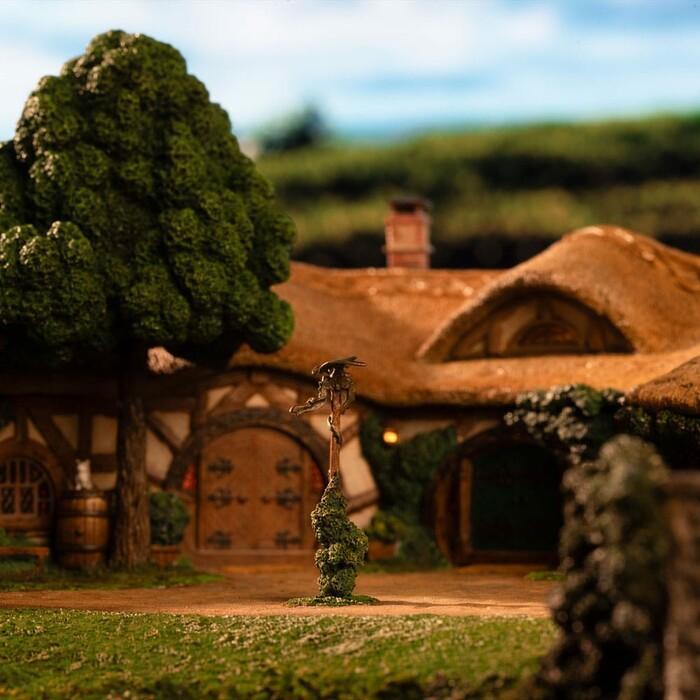 LORD OF THE RINGS - The Green Dragon Inn Polystone Statue
