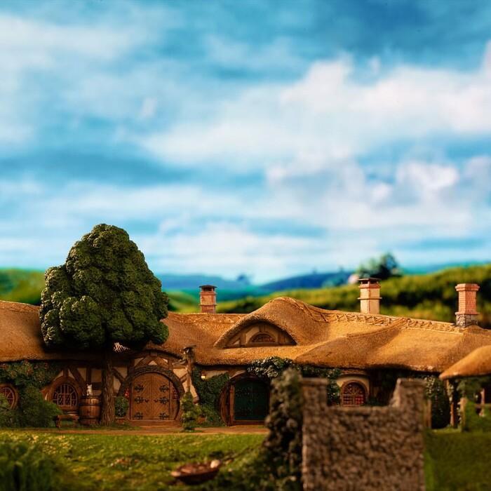 LORD OF THE RINGS - The Green Dragon Inn Polystone Statue