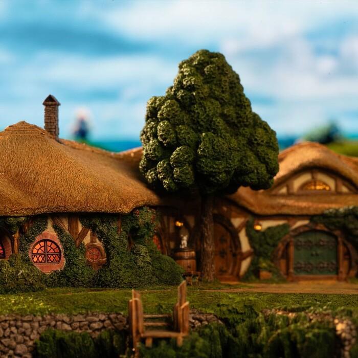 LORD OF THE RINGS - The Green Dragon Inn Polystone Statue