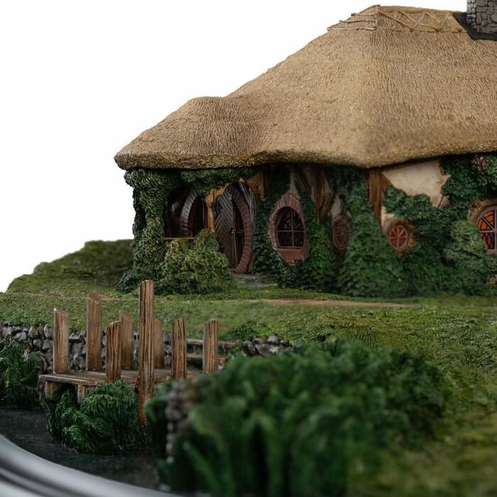 LORD OF THE RINGS - The Green Dragon Inn Polystone Statue