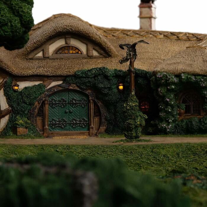 LORD OF THE RINGS - The Green Dragon Inn Polystone Statue