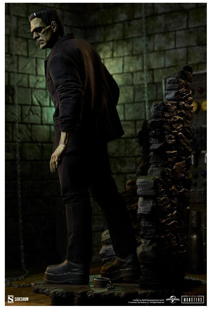 UNIVERSAL MONSTERS - Frankenstein Fabric Costume Premium Format Figure 1/4 Statue