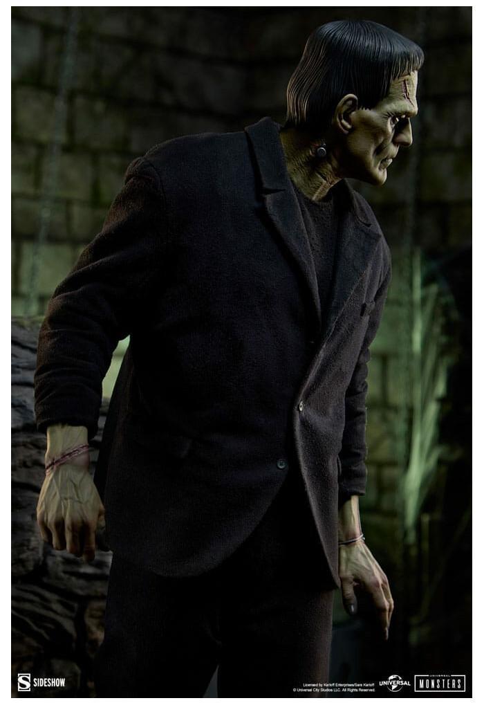 UNIVERSAL MONSTERS - Frankenstein Fabric Costume Premium Format Figure 1/4 Statue