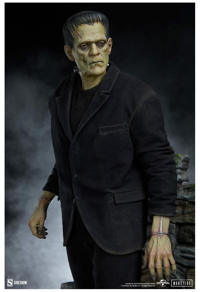 UNIVERSAL MONSTERS - Frankenstein Fabric Costume Premium Format Figure 1/4 Statue