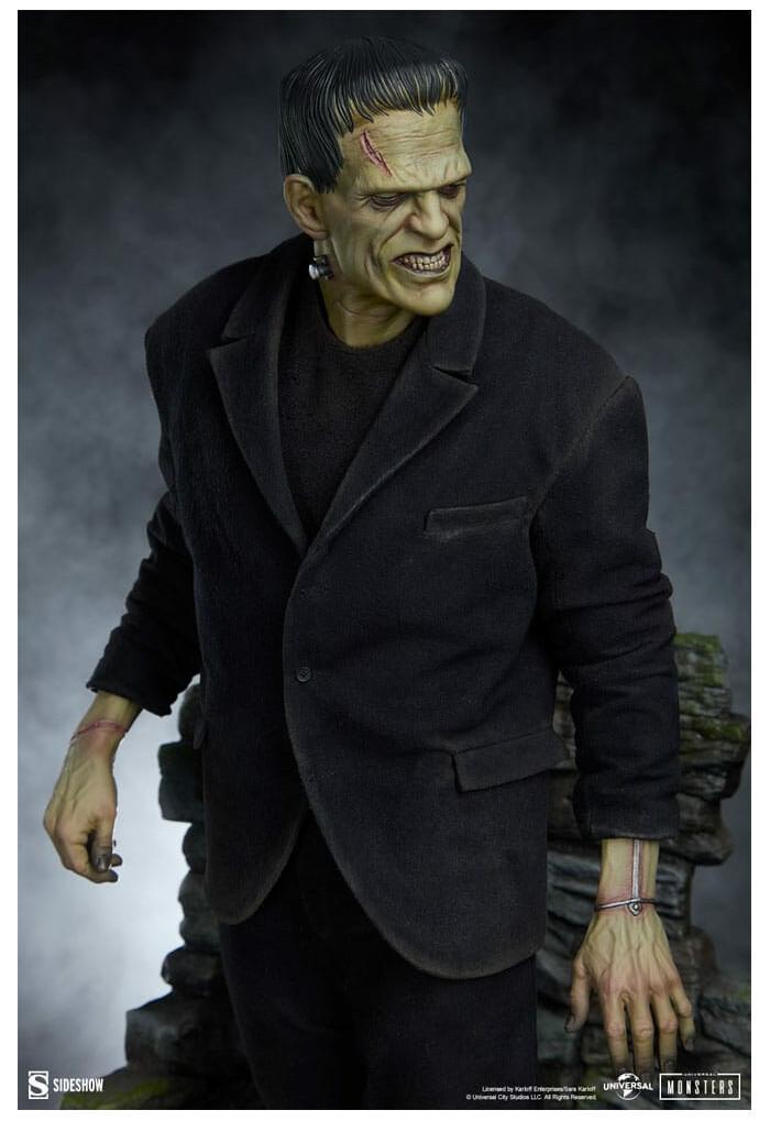 UNIVERSAL MONSTERS - Frankenstein Fabric Costume Premium Format Figure 1/4 Statue